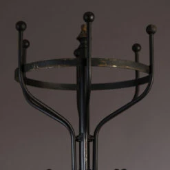 Zwarte Ijzeren Staande Kapstok -WOOOD Verkoopwinkel dutchbone flavi zwarte ijzeren staande kapstok 04