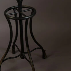 Zwarte Ijzeren Staande Kapstok -WOOOD Verkoopwinkel dutchbone flavi zwarte ijzeren staande kapstok 06