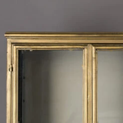 Vitrinekast Antiek Messing -WOOOD Verkoopwinkel dutchbone gertlush antiek messing vitrinekast 05