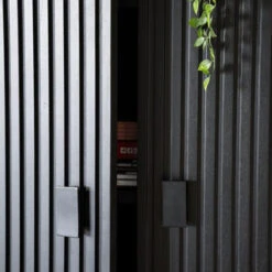 Zwarte Retro Kast Met Houten Latjes -WOOOD Verkoopwinkel eleonora remi zwarte retro kast met houten latjes 01 1