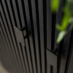 Zwarte Retro Kast Met Houten Latjes -WOOOD Verkoopwinkel eleonora remi zwarte retro kast met houten latjes 02 2