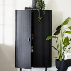 Zwarte Retro Kast Met Houten Latjes -WOOOD Verkoopwinkel eleonora remi zwarte retro kast met houten latjes 03 1
