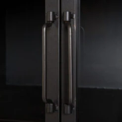 Vitrinekast Staal En Hout 13 Vitrinekast Staal En Hout -WOOOD Verkoopwinkel halfhoge vitrinekast damian lumz home 05