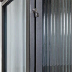 Zwarte Wandkast Met Geribbeld Glas -WOOOD Verkoopwinkel kare design gomera zwarte wandkast met koper 06