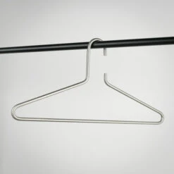 Kledinghanger RVS Set 3 St. -WOOOD Verkoopwinkel rvs design kledinghanger 6 st spinder design senza 01 1 2