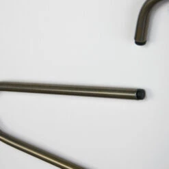 Kledinghanger Van RVS Blacksmith Set 5 St. -WOOOD Verkoopwinkel spinder design victorie kledinghanger van rvs blacksmith 02