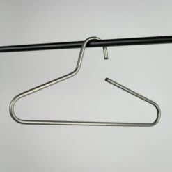 Kledinghanger Van RVS Blacksmith Set 5 St. -WOOOD Verkoopwinkel spinder design victorie kledinghanger van rvs blacksmith 03 1