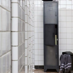 WOOOD Smalle Lockerkast 3-deurs -WOOOD Verkoopwinkel woood cas metalen lockerkast met 3 deuren 07