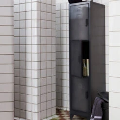 WOOOD Smalle Lockerkast 3-deurs -WOOOD Verkoopwinkel woood cas metalen lockerkast met 3 deuren 08