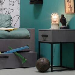 WOOOD Stoer Nachtkastje Van Grijs Hout -WOOOD Verkoopwinkel woood morris stoer nachtkastje van grijs hout 4